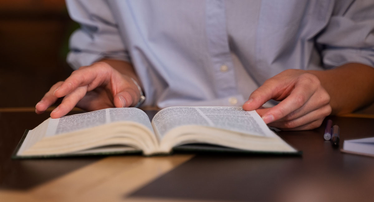Biblia abierta y reflexión sobre las grandes preguntas de la vida